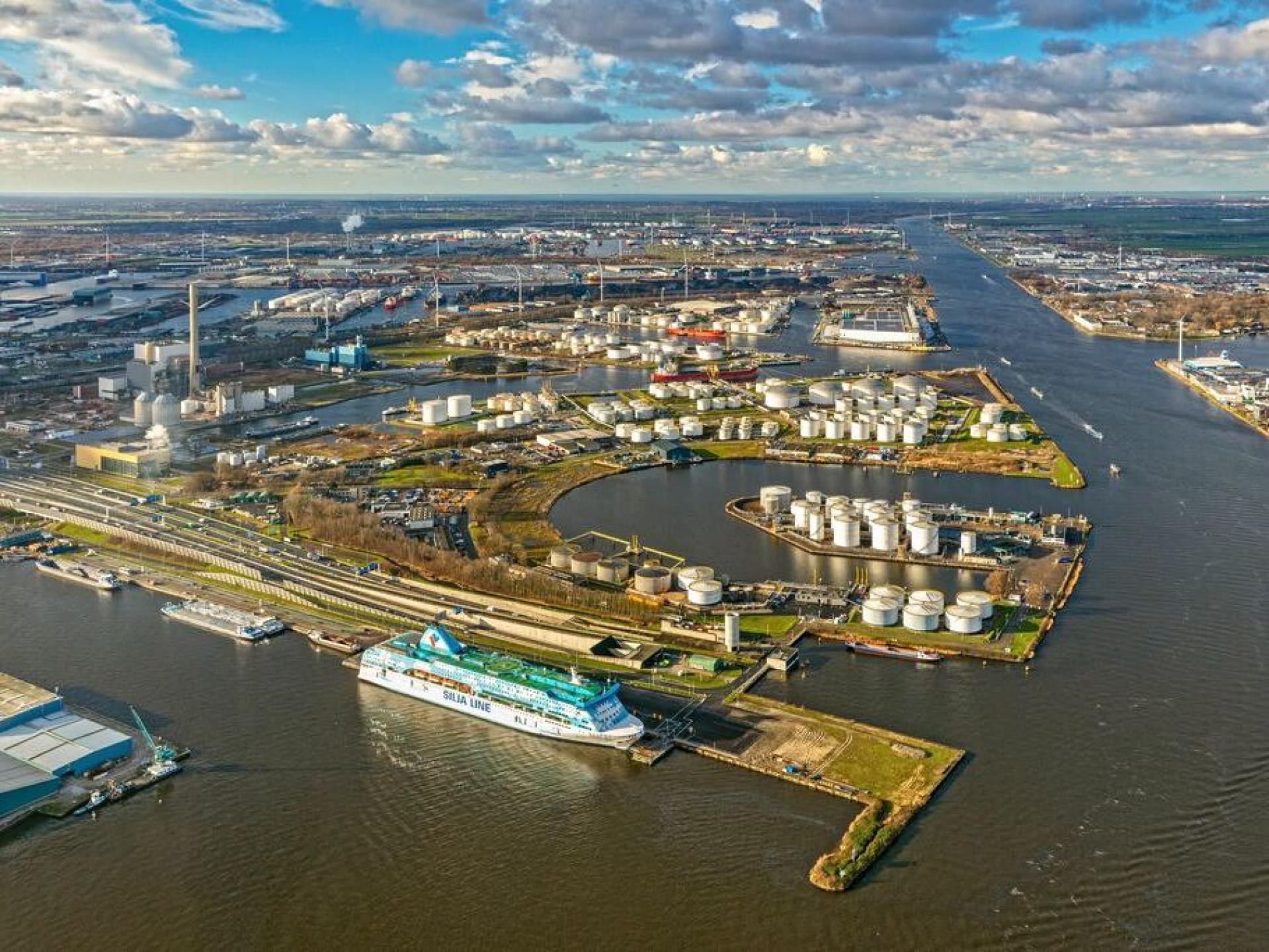 Luchtfoto-Haven-van-Amsterdam-kant-Evos