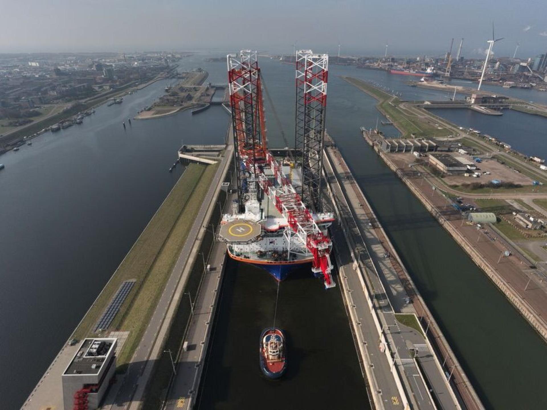 Zeesluis-IJmuiden-met-Boreas-2