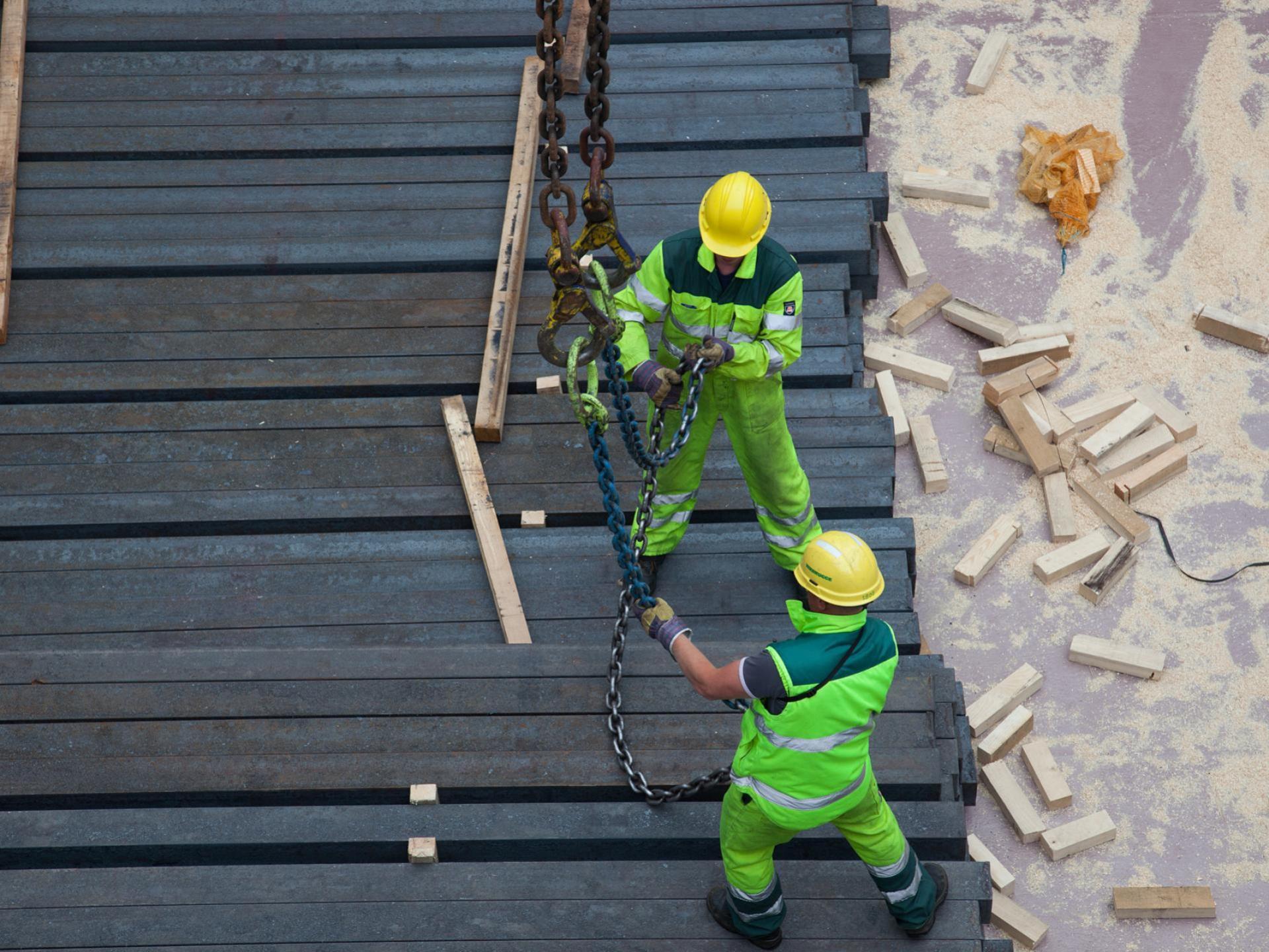 Professional_stevedores_at_Verbrugge_Terminals-(1)